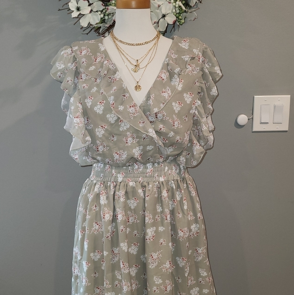 Flirty floral dress with sexy cut-out back - Picture 1 of 9